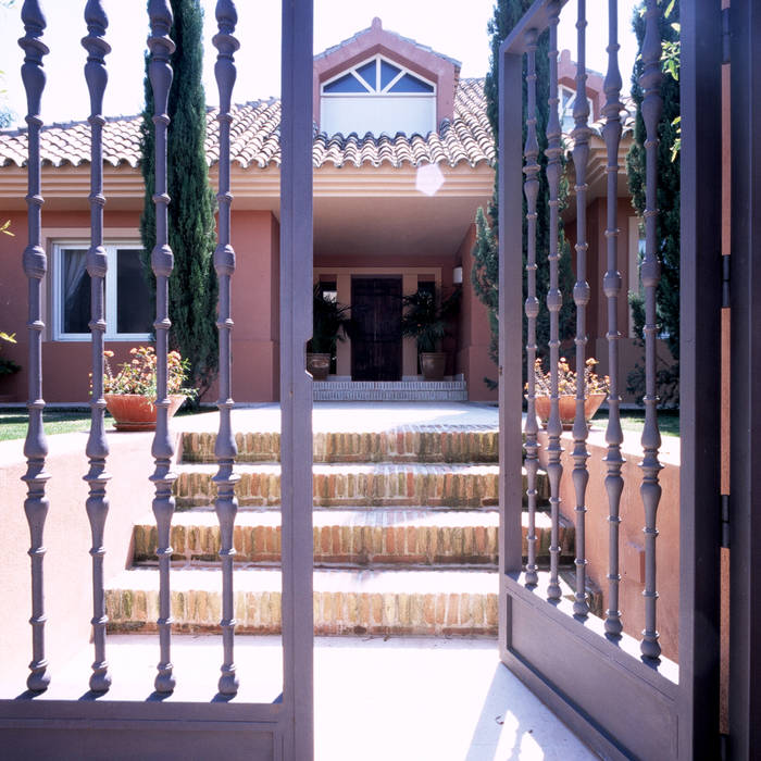 Gran Residencia Unifamiliar, Estudio de Arquitectura Juan Ligués Estudio de Arquitectura Juan Ligués Front doors