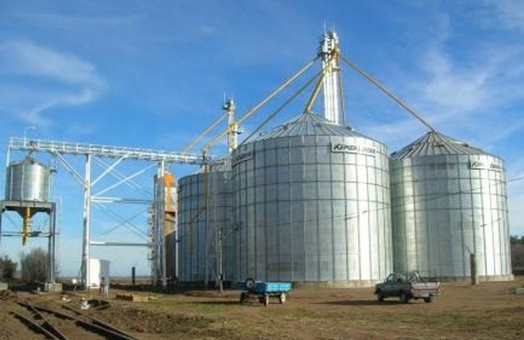 SILO PLANT, GR Arquitectura GR Arquitectura مساحات تجارية الحديد / الصلب معارض سيارات