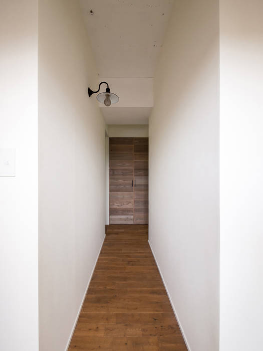 素因数の家 すくすくリノベーションvol.11, 株式会社エキップ 株式会社エキップ Modern Corridor, Hallway and Staircase Solid Wood Multicolored