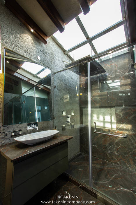 Rewari Residence, TakenIn TakenIn Modern bathroom