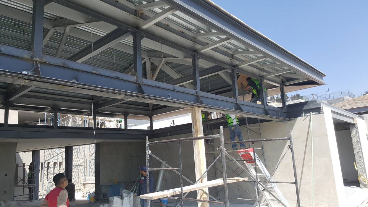 CASAS TEMBLEQUE, ESMETEVA ESMETEVA Telhados de quatro águas Metal