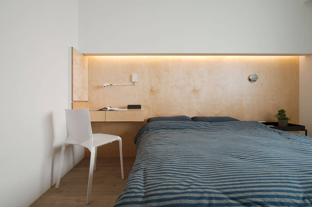 Apartment L, 六相設計 Phase6 六相設計 Phase6 臥室 cozy,床頭櫃,化妝桌,床頭燈,Marset