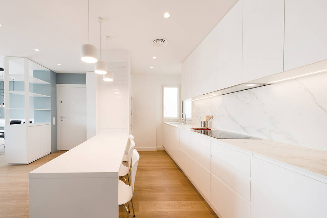 ATICO AZUL BARCELONA, LF24 Arquitectura Interiorismo LF24 Arquitectura Interiorismo Cocinas de estilo moderno Muebles,Edificio,Ebanistería,Madera,Accesorio,Diseño de interiores,Piso,Piso,salón,casa