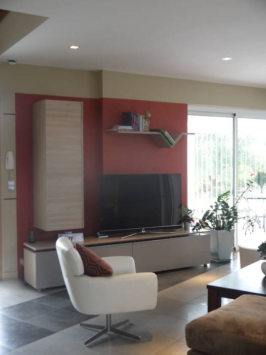 ÉQUILIBRE RETROUVÉ MIINT - design d'espace & décoration Salon moderne mur orange,meuble TV,étagère murale,fauteuil blanc cuir,carrelage gris clair,mur beige