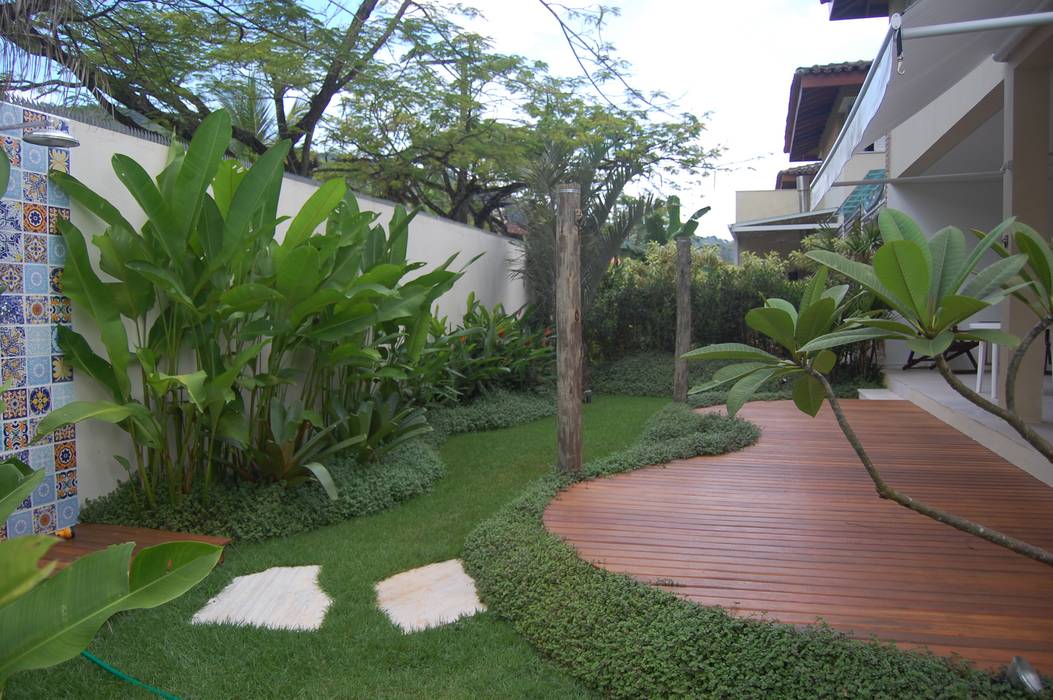 homify Jardines en la fachada