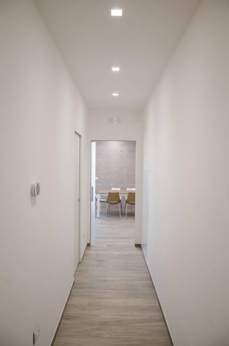 Una casa riportata a nuova vita - 120 mq, Studio ARCH+D Studio ARCH+D Pasillos, vestíbulos y escaleras de estilo moderno