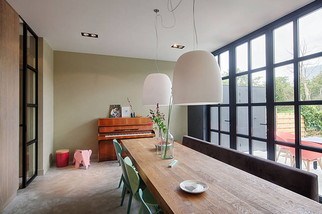 Herenhuis verbouwing & inrichting, StrandNL architectuur en interieur StrandNL architectuur en interieur Moderne eetkamers Tafel,Eigenschap,Meubilair,Gebouw,Plant,Raam,Hout,Verlichting,Kamerplant,Interieur ontwerp