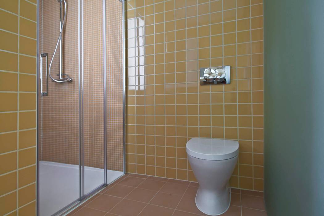 Apartamento T1 São Bento, EU LISBOA EU LISBOA コロニアルスタイルの お風呂・バスルーム