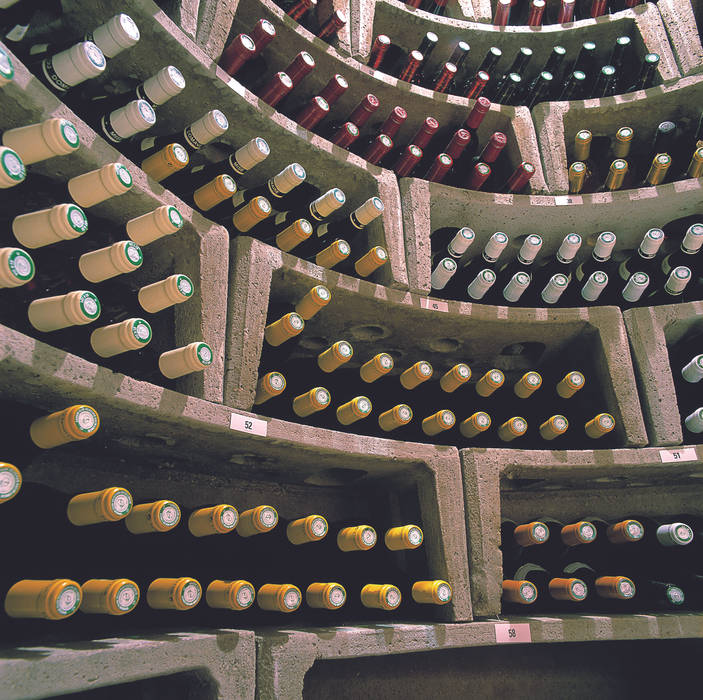 Interior of Original Spiral Cellar Spiral Cellars Ruang Penyimpanan Wine/Anggur Gaya Rustic