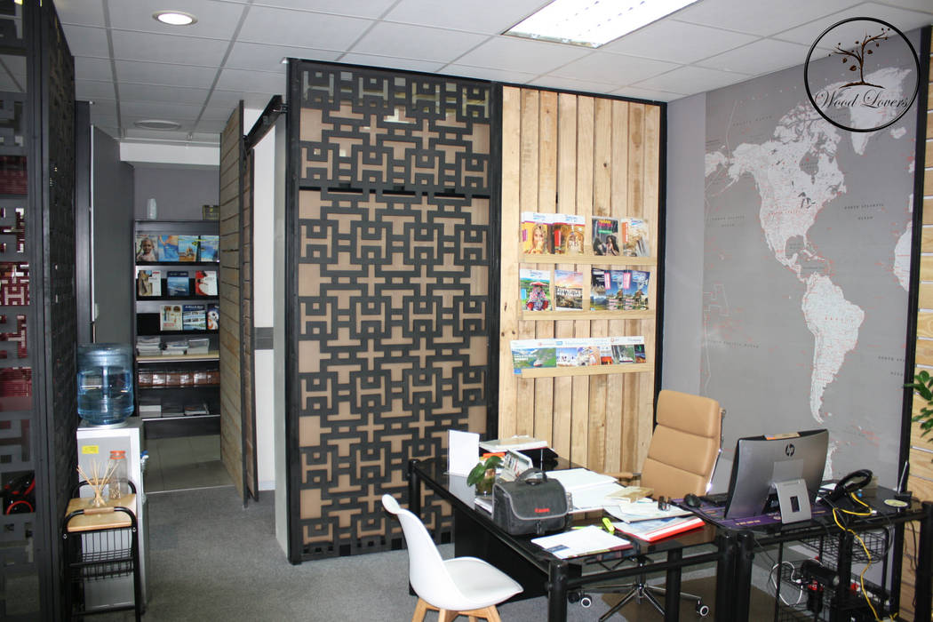 Travel agency, Wood Lovers - Custom Designed Living Wood Lovers - Custom Designed Living Espacios comerciales Madera maciza Multicolor Espacios comerciales