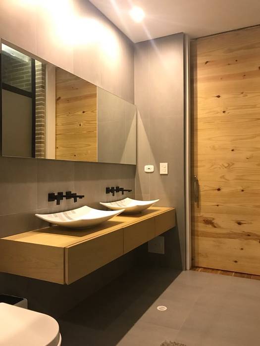 Baño Flotado Casa Valle alto Ensamblarq sas Baños de estilo moderno Lavamanos