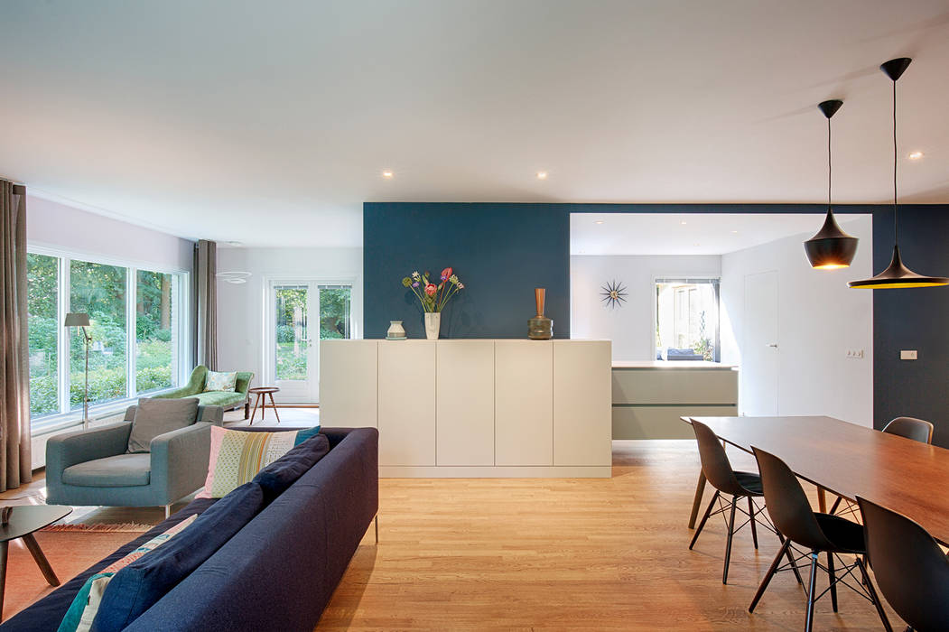 Verbouwing en renovatie bungalow, StrandNL architectuur en interieur StrandNL architectuur en interieur Гостиная в стиле модерн