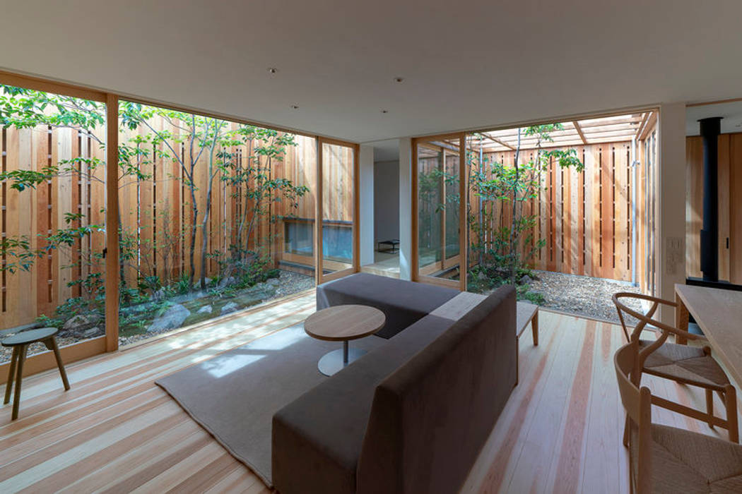 明石の家 house in akashi, arbol arbol ミニマルデザインの リビング 家具,財産,椅子,木,点灯,インテリア・デザイン,床,フローリング,リビングルーム,不動産