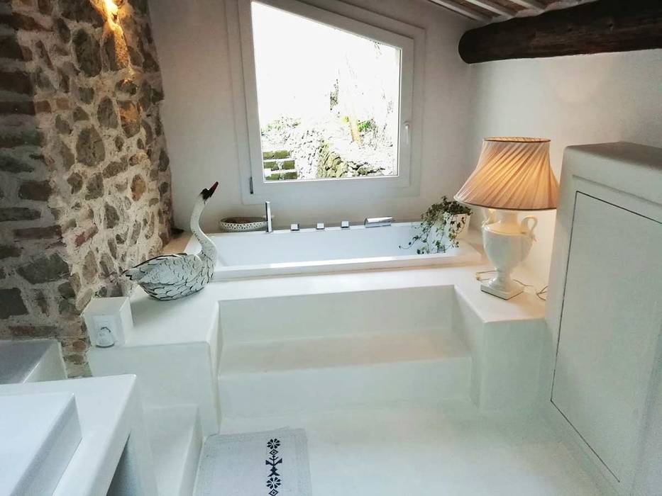 Rivestimento bagno in malta resinosa Infinity, Pavimento Moderno Pavimento Moderno Badezimmer im Landhausstil Kunststoff Braun Dekoration