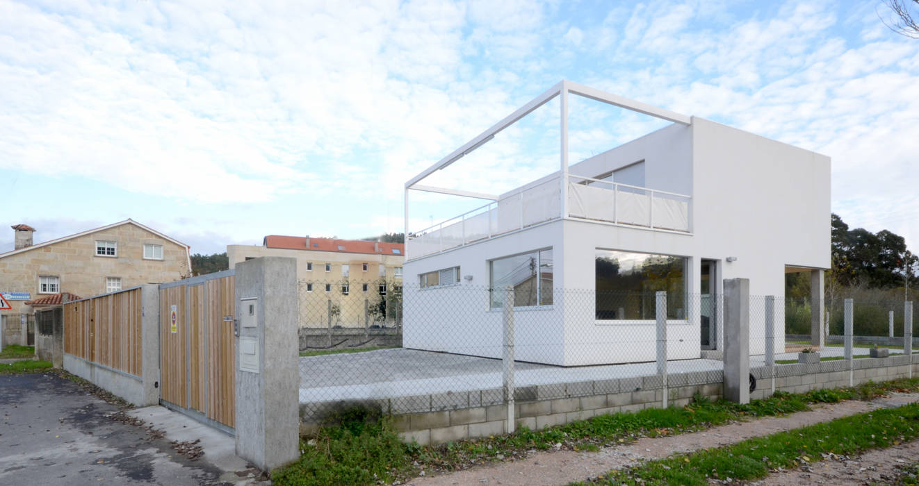 Vivienda unifamiliar en Vilariño LIQE arquitectura Balcones y terrazas de estilo minimalista