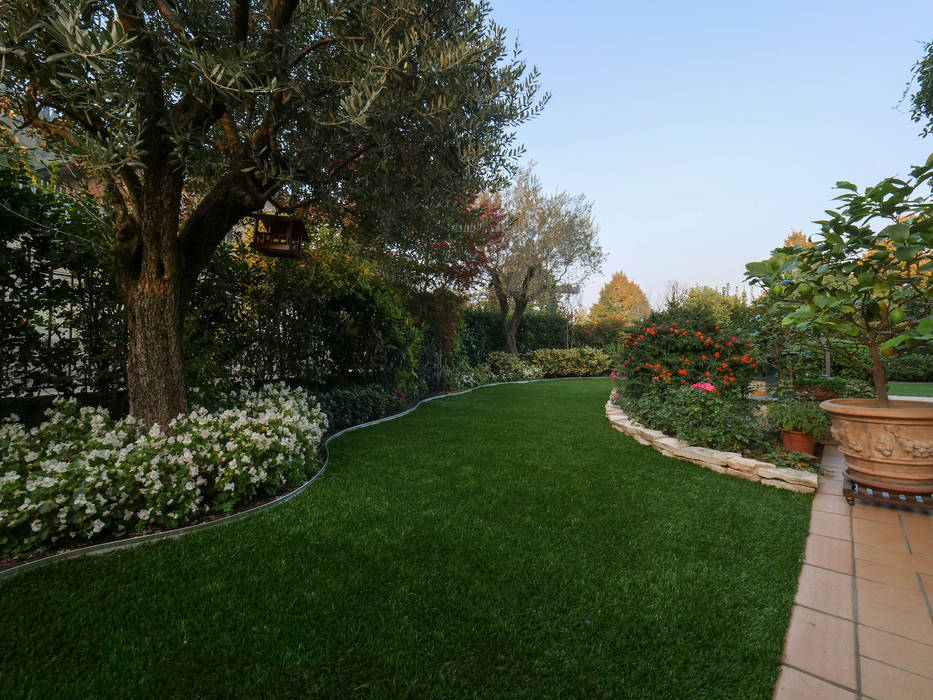 Bellissimo giardino in erba sintetica con filo memory a Brescia, Lizzeri S.n.c. Lizzeri S.n.c. Antejardines