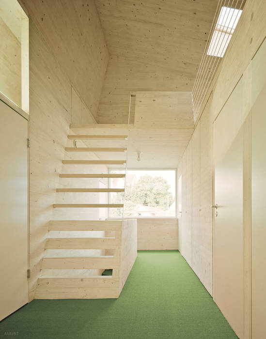 JUST K. Living Space for 4 Children and 2 Adults , AMUNT Architekten in Stuttgart und Aachen AMUNT Architekten in Stuttgart und Aachen 斜脊屋頂 木頭 Wood effect