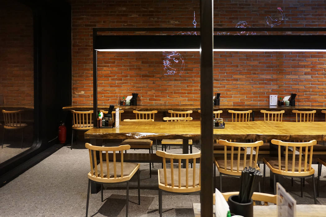 RESTAURANT INTERIOR 감자디자인 아시아스타일 다이닝 룸 가구,테이블,목재,인테리어 디자인,의자,바닥,바닥,견목,이벤트,벽돌