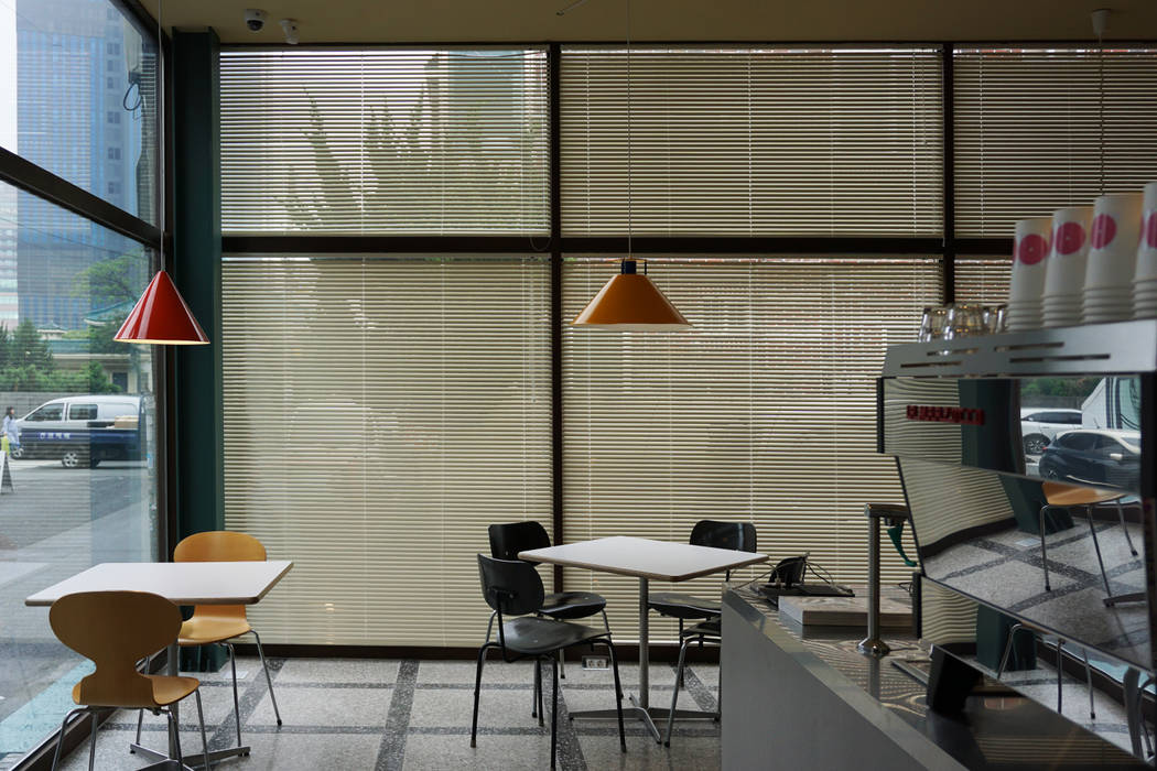 CAFE INTERIOR 감자디자인 미니멀리스트 다이닝 룸 테이블,재산,가구,창문,건물,블라인드,의자,그늘,인테리어 디자인,조명