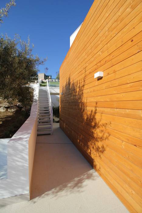 CASA UNIFAMILIARE: INTONCO BIANCO E RIVESTIMENTO IN LEGNO, Giuseppe Rappa & Angelo M. Castiglione Giuseppe Rappa & Angelo M. Castiglione Estancias Madera Acabado en madera