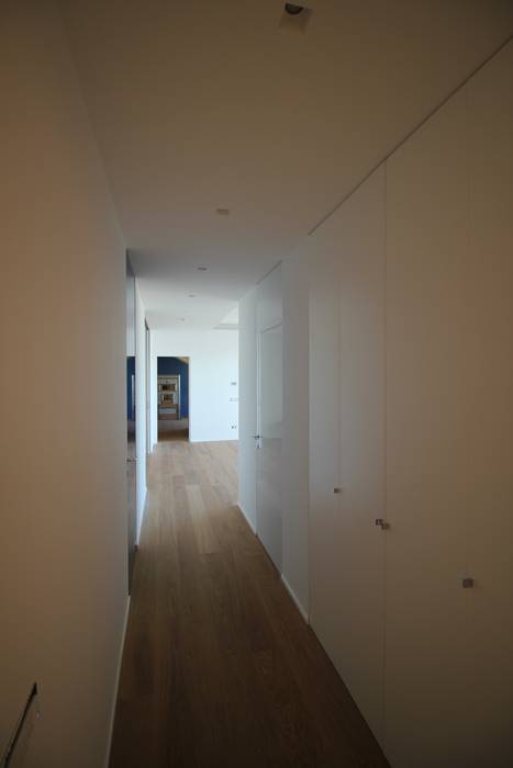 CASA UNIFAMILIARE: INTONCO BIANCO E RIVESTIMENTO IN LEGNO, Giuseppe Rappa & Angelo M. Castiglione Giuseppe Rappa & Angelo M. Castiglione Modern corridor, hallway & stairs Wood Wood effect