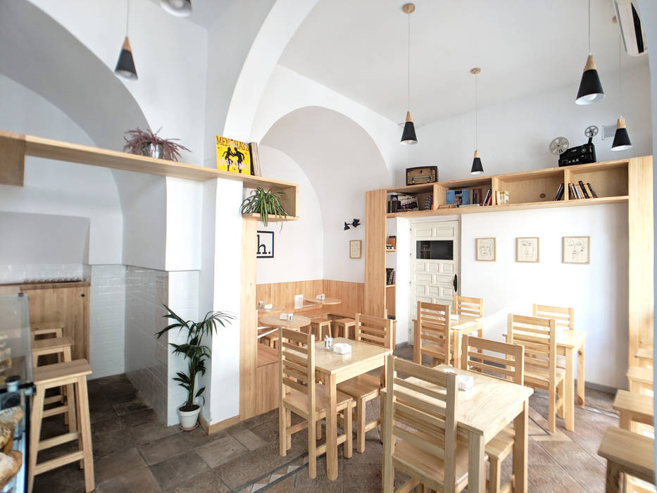 Interiorismo comercial de una cafetería en Córdoba, POA Estudio Arquitectura y Reformas en Córdoba POA Estudio Arquitectura y Reformas en Córdoba مساحات تجارية خشب Wood effect بار/ ملهى ليلي