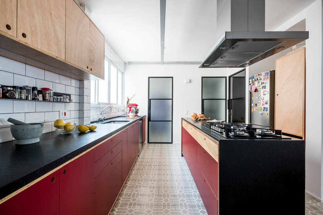 Ina Arquitetura システムキッチン 赤色 Homify