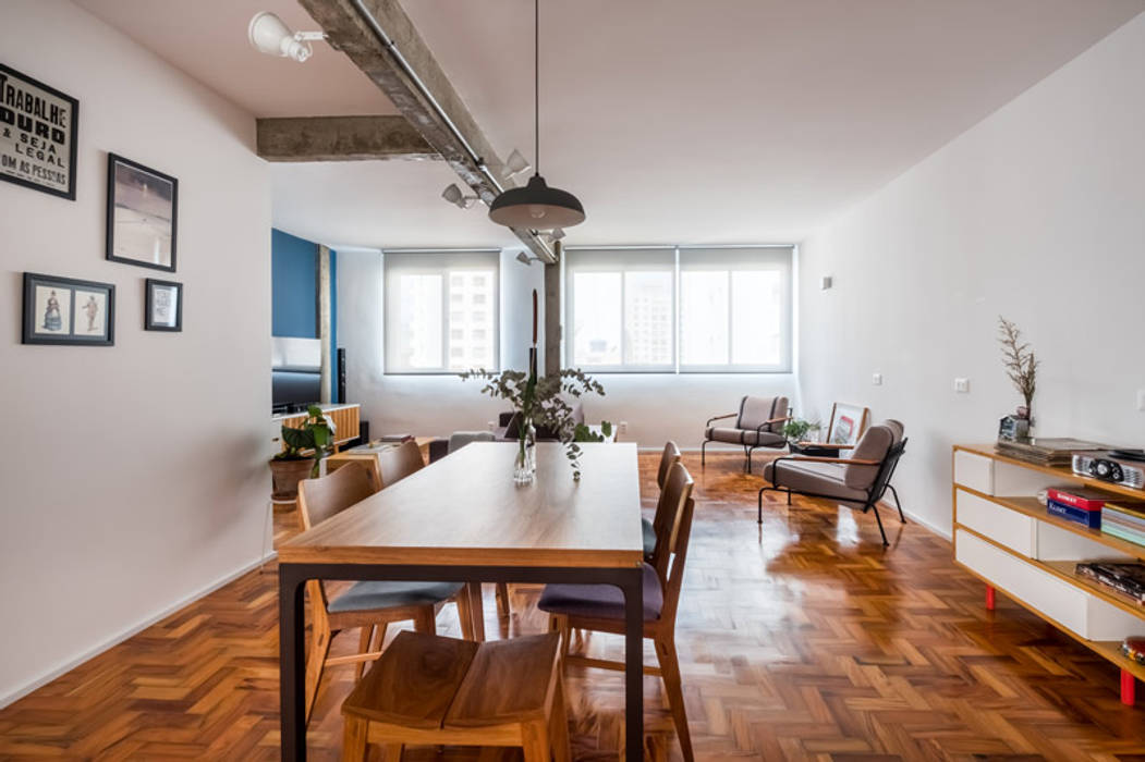 Sala de jantar espaçosa e integrada com sala INÁ Arquitetura Minimalist dining room Wood Wood effect apartamento,reforma,sala de jantar,sala de estar,integração,cores,minimalismo,são paulo,brasil,living,dining room,arquitetura