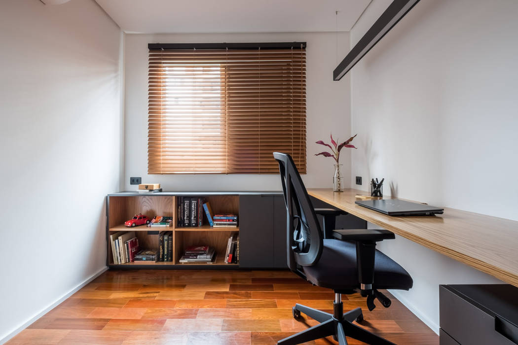 Escritório prático no quarto extra INÁ Arquitetura Minimalist study/office