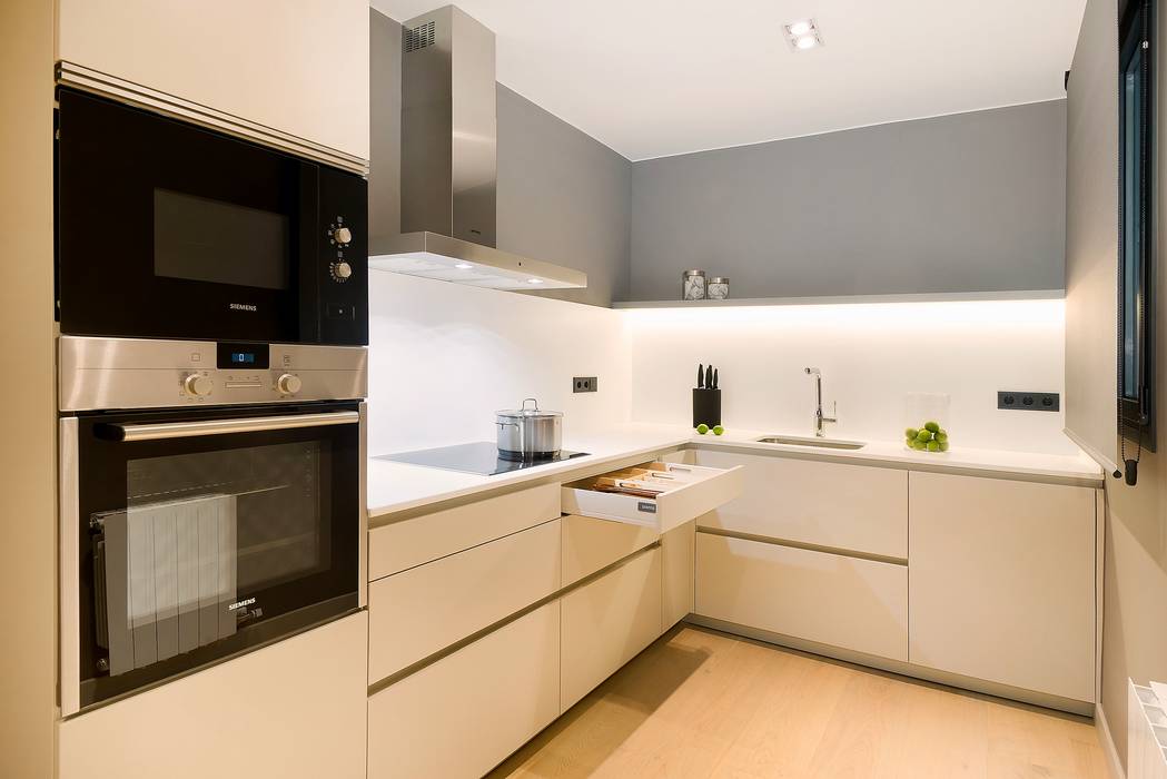 Home Staging de Lujo en Barcelona, Markham Stagers Markham Stagers 現代廚房設計點子、靈感&圖片