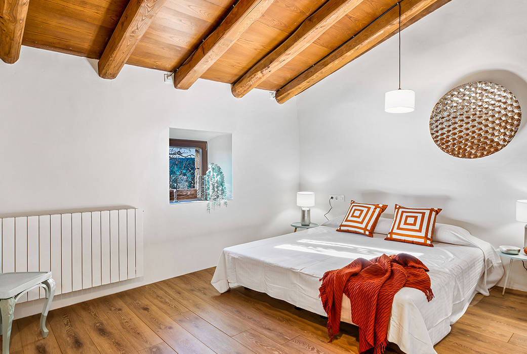 Home Staging en Masía en Girona, Markham Stagers Markham Stagers Kırsal Yatak Odası