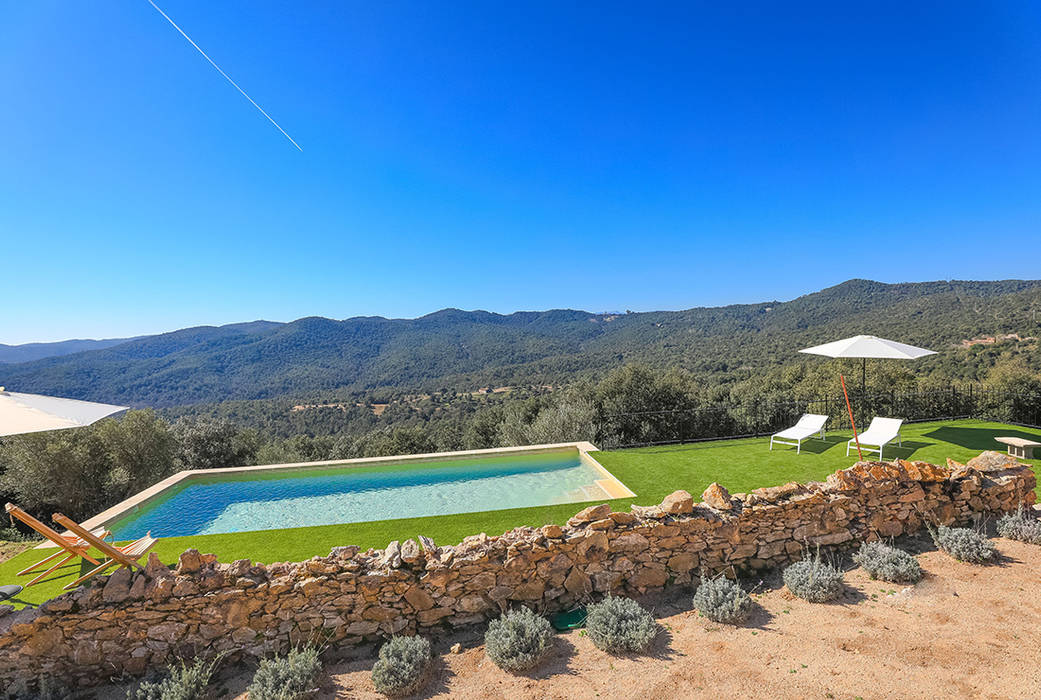 Home Staging en Masía en Girona, Markham Stagers Markham Stagers Piscinas de estilo rural piscina,casa de campo,masía,girona,home staging,markham stagers,vistas,naturaleza,swimingpool,views,countryhouse,farmhouse