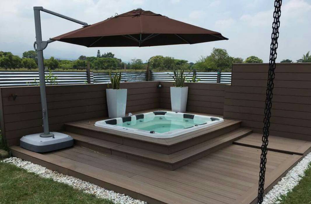 Deck para Jacuzzi: de estilo tropical por Madera Plástica Colombia Ecológica SAS, Tropical decks,Pérgolas,Jacuzzis