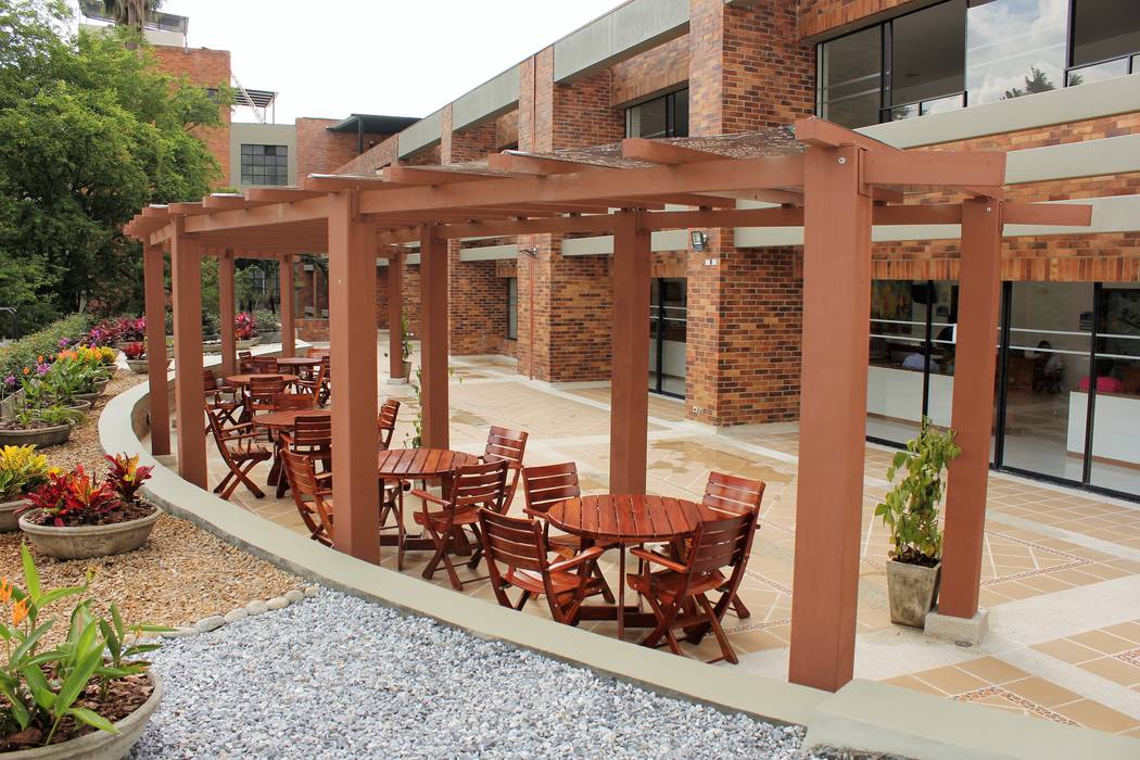 Pérgola para Restaurante Madera Plástica Colombia Ecológica SAS Balcones y terrazas de estilo tropical