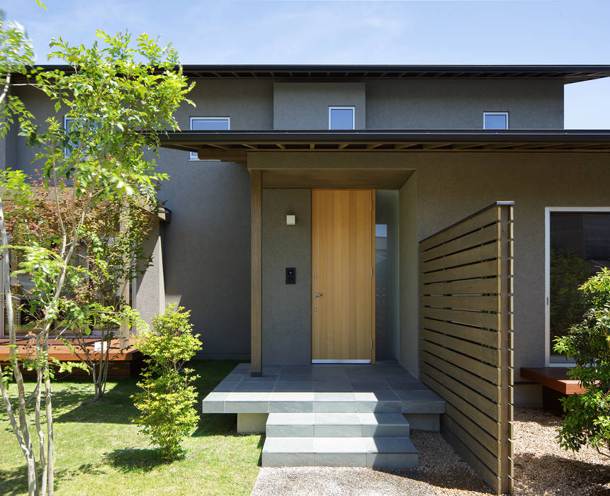 大和町の家 柳瀬真澄建築設計工房 Masumi Yanase Architect Office モダンスタイルの 玄関&廊下&階段