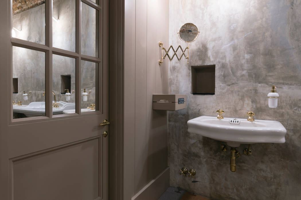 Un gioco di specchi in bagno Idearredobagno.it Bagno in stile classico Rame / Bronzo / Ottone Ambra/Oro lavandino bagno,dispenser,porta sapone,specchio per bagno