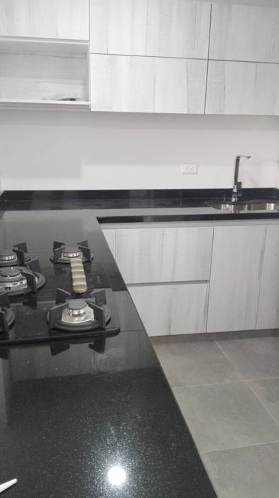 Cocina con granito negro absoluto, planet stone sas planet stone sas Built-in kitchens Granite