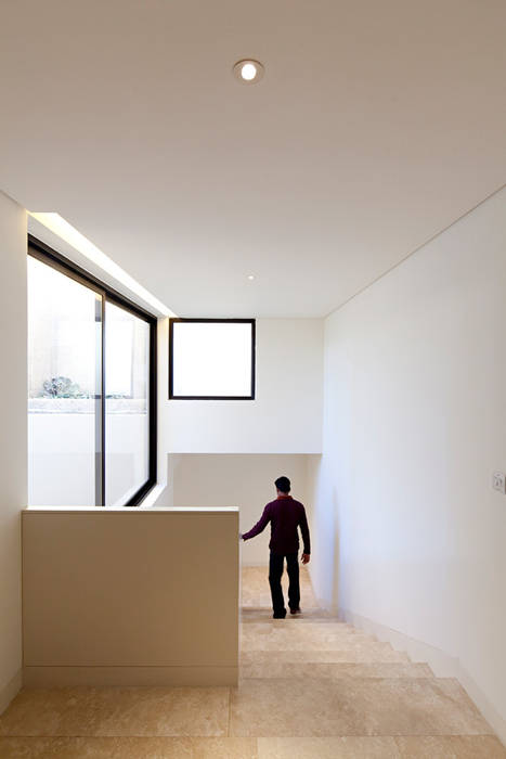 Casa unifamiliar diseñada y construida por AGI Architects, AGi architects arquitectos y diseñadores en Madrid AGi architects arquitectos y diseñadores en Madrid ミニマルスタイルの 玄関&廊下&階段 コンクリート