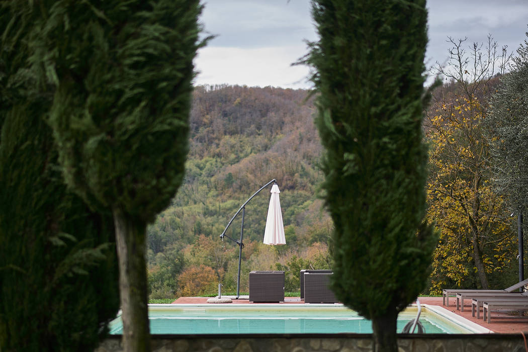 Villa Garfagnana, Matteo Castelli fotografia Matteo Castelli fotografia Piscinas de estilo rústico