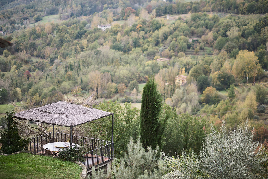 Villa Garfagnana, Matteo Castelli fotografia Matteo Castelli fotografia Jardines de estilo rústico