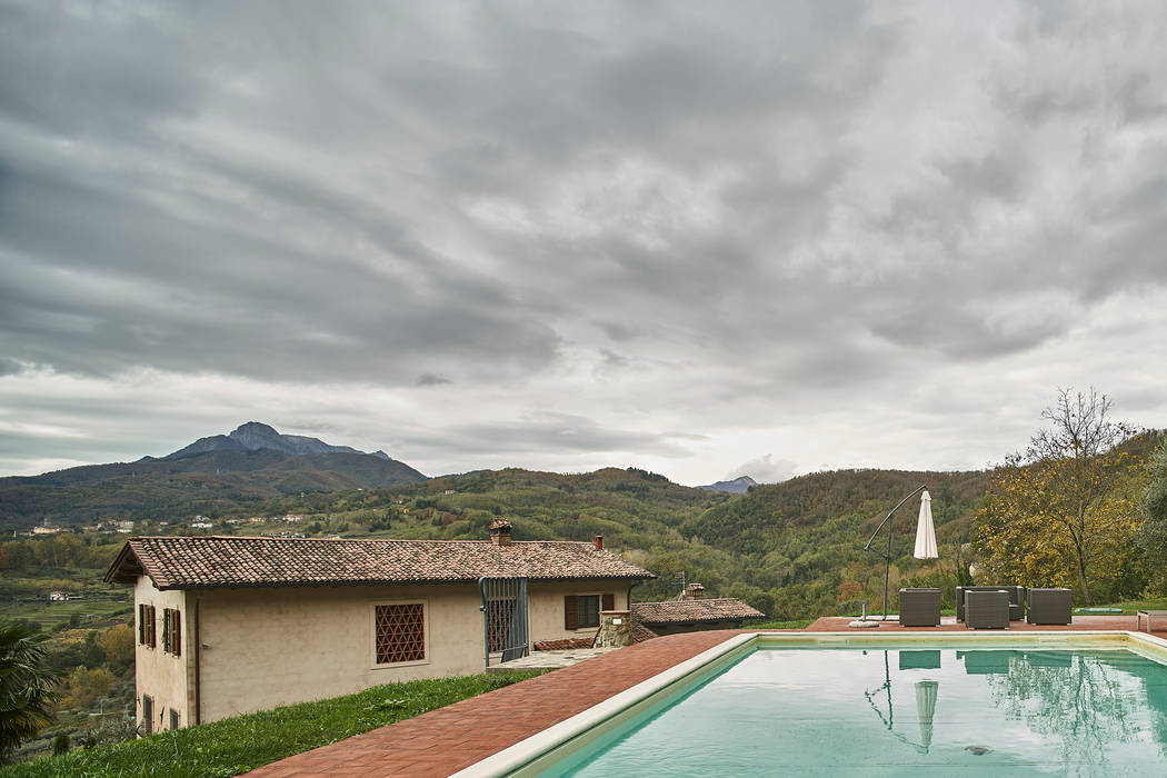 Villa Garfagnana, Matteo Castelli fotografia Matteo Castelli fotografia Rustic style pool