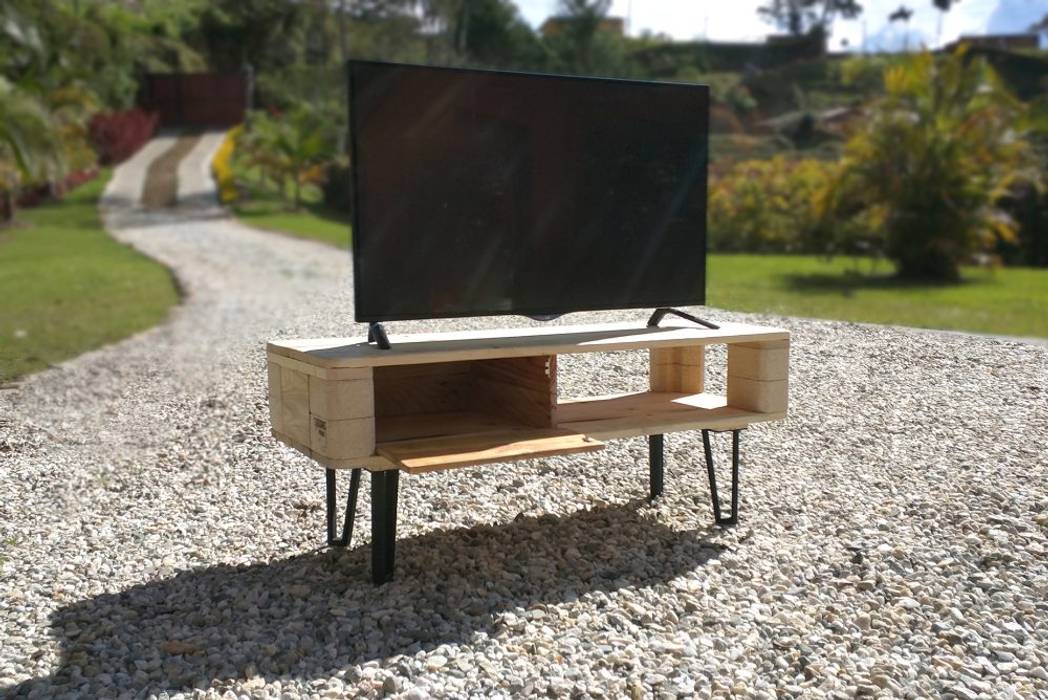 Mesa de Tv pallets Objart Otros espacios Madera Acabado en madera Piezas de Arte