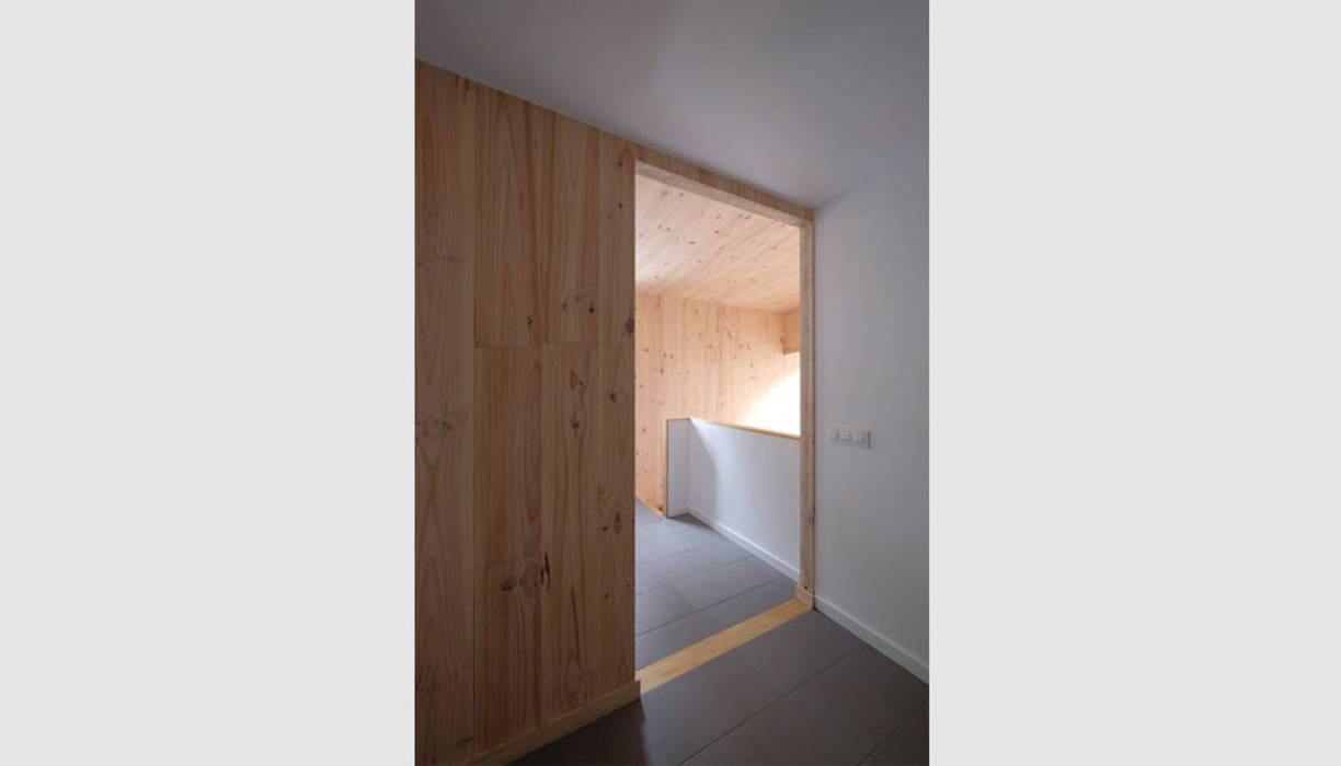 Diseño y construcción de una casa de bajo consumo en Sant Cugat del Vallès , LaBoqueria Taller d'Arquitectura i Disseny Industrial LaBoqueria Taller d'Arquitectura i Disseny Industrial 拉門 木頭 Wood effect