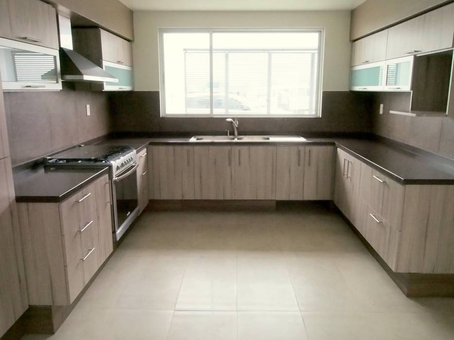 Cocina residencial de diseño en madera y construcciones mag moderno
