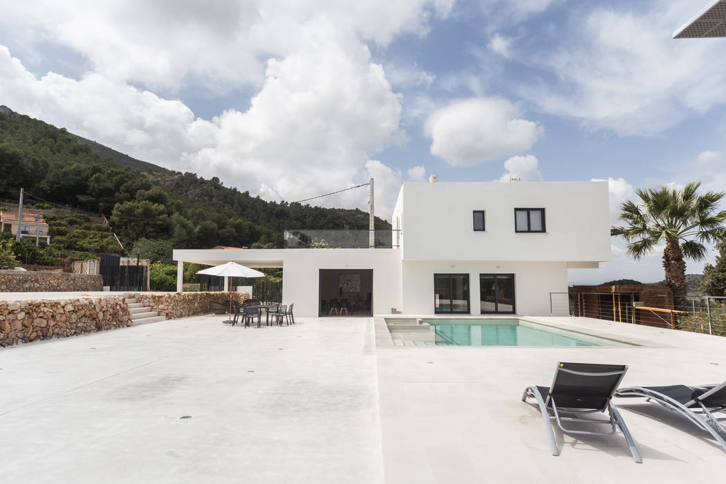 Fachada y piscina Tilaq Estudio Casas rurales