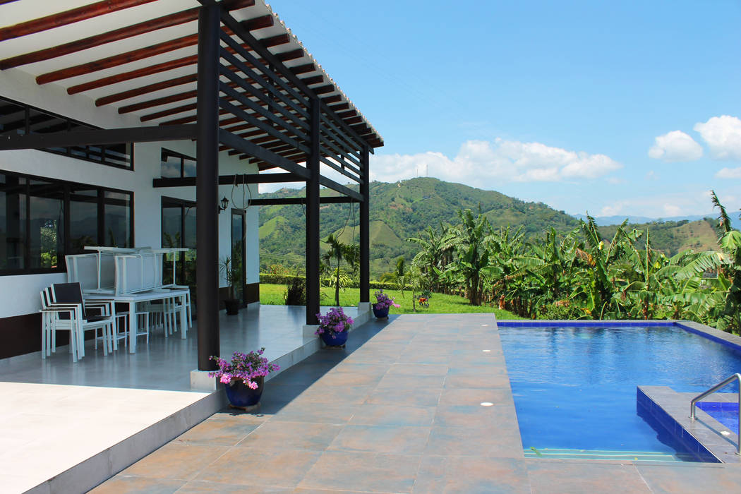 Piscina y porche hacia zona social homify Piscinas de estilo rural