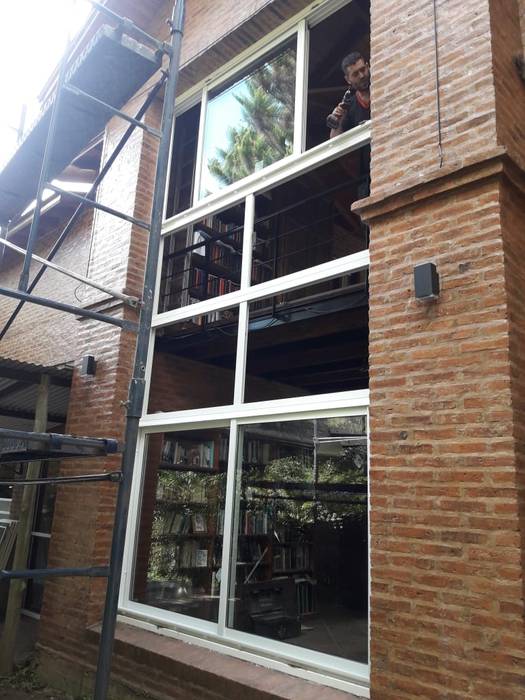 Cerramientos de aluminio en Padua, Constructora del Este Constructora del Este Puertas y ventanas industriales Aluminio/Cinc