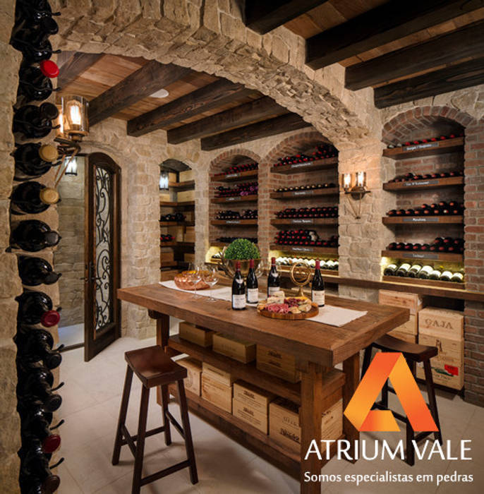 Adegas, Atrium Vale Pedras e Projetos Atrium Vale Pedras e Projetos Ruang Penyimpanan Wine/Anggur Klasik Batu