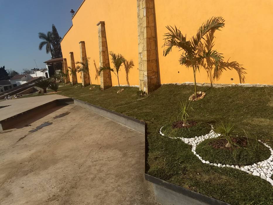 Diseño y construcción de jardín en Taxco, Guerrero , VIVERO LA FLOR DE MORELOS VIVERO LA FLOR DE MORELOS فناء أمامي