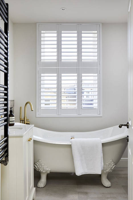 A Stunning Scandi Style Home in Fulham, Plantation Shutters Ltd Plantation Shutters Ltd Baños de estilo escandinavo Tablero DM